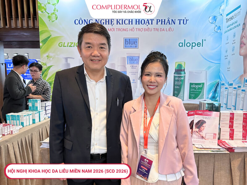 Ông Đoàn Công Thảo chụp hình cùng bác sĩ ghé thăm gian hàng V9